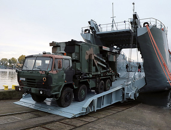 Transport Radiotechnik�w przez si�y 8.FOW