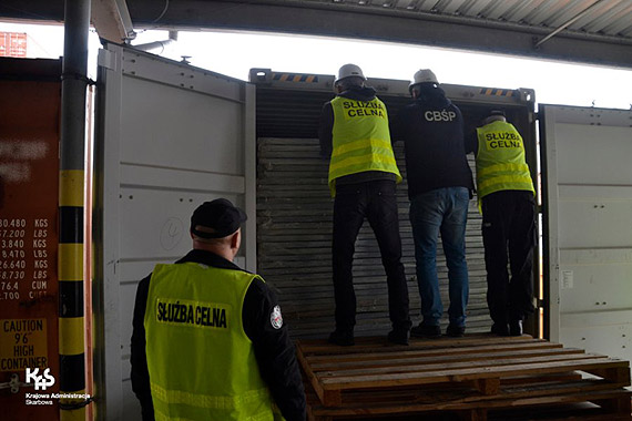 Blisko 9 mln nielegalnych papieros�w przej�te przez CB�P i KAS