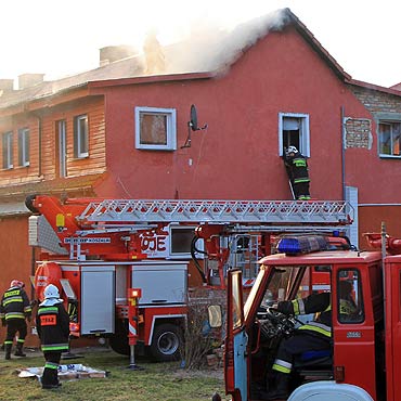 Dziwn�w: Pali�o si� poddasze. K��by dymu dostrzegli kierowcy