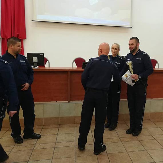 Kamieski policjant najlepszy w konkurencji strzeleckiej w oglnopolskich zawodach „Dzielnicowy Roku 2019”