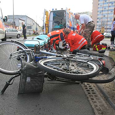 Potr�ci� dwoje rowerzyst�w i uciek�. Kobieta w ci�kim stanie trafi�a do szpitala.