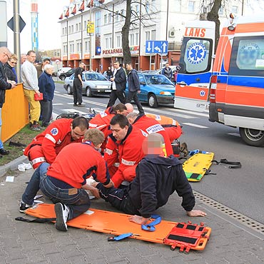 Potrącił dwoje rowerzystów i uciekł. Kobieta w ciężkim stanie trafiła do szpitala.