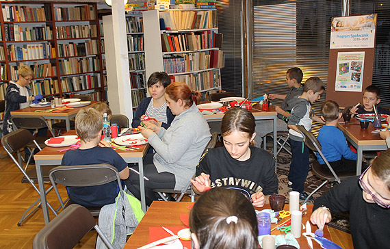 Warsztaty plastyczne „Morskie stwory” w midzyzdrojskiej bibliotece