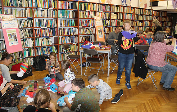 Warsztaty plastyczne „Morskie stwory” w midzyzdrojskiej bibliotece