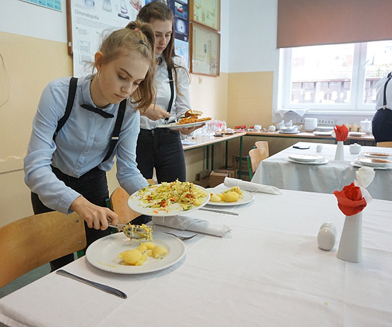 Uczniowie Zespou Szk Ponadpodstawowych w Wolinie na szkoleniu „Wykonywanie usug kelnerskich”