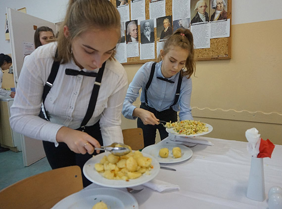 Uczniowie Zespou Szk Ponadpodstawowych w Wolinie na szkoleniu „Wykonywanie usug kelnerskich”