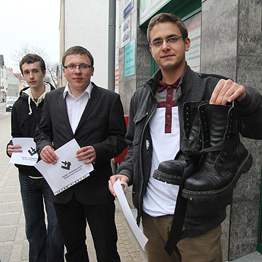 M�odzi Demokraci zostawili pod siedzib� PIS buty 