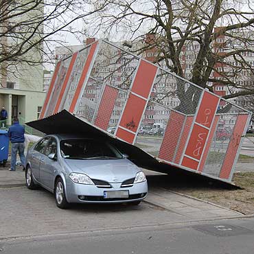 Silny wiatr �ama� drzewa i niszczy� samochody