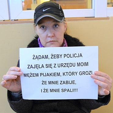 „Pijany m�� chce mnie zad�ga�!”