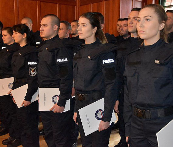 Kolejni nowi policjanci złożyli ślubowanie - Może i Ty chcesz wstąpić w nasze szeregi?