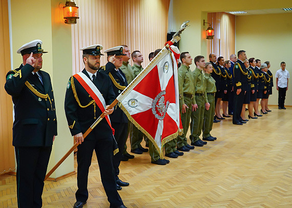 Nowi funkcjonariusze z�o�yli 3 stycznia �lubowanie w Komendzie Morskiego Oddzia�u Stra�y Granicznej w Gda�sku. Odebra� je Komendant MOSG kmdr SG Andrzej Prokopski