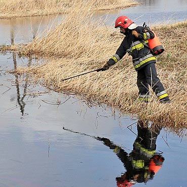 Z�odzieje podczas kradzie�y miedzi zanieczy�cili teren olejem. Stra�acy usuwali ska�enie