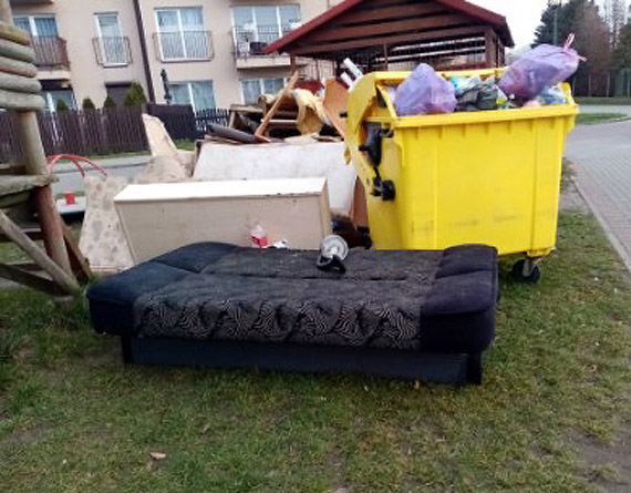 Śmieci zalegają wokół placu zabaw