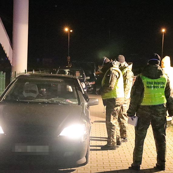 O północy zamknięto granice. Zobacz film!