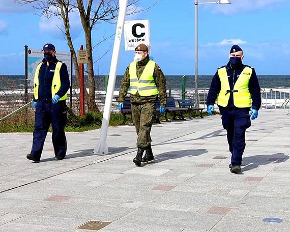 Wzmoone patrole w powiecie kamieskim – wsplne dziaania policjantw ze stranikami miejskimi i onierzami