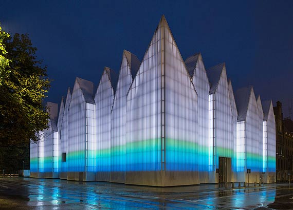 Budynek Filharmonii za�wieci w barwach floating garden