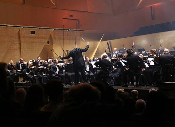 Filharmonia gra Kar�owicza