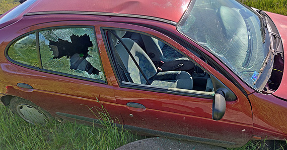 Tajemniczy samochd za barierkami obwodnicy Dargobdza