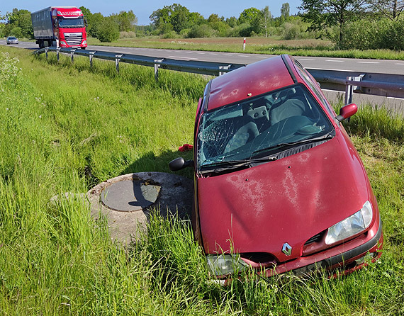 Tajemniczy samochd za barierkami obwodnicy Dargobdza