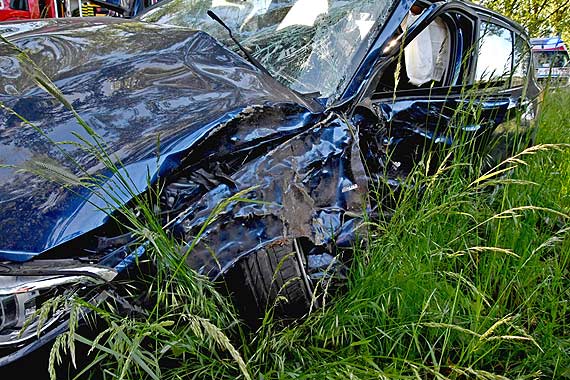 Kierowca BMW uderzy w drzewo. Dwie osoby poszkodowane