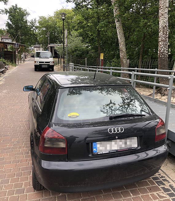 Czytelnik: Parking na wejciu na pla!