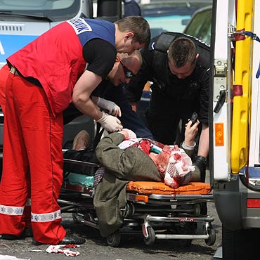 Szok! Skatowa� ojca na ulicy i uciek�