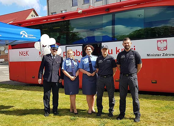 Funkcjonariusze S�u�by Wi�ziennej w akcji oddawania krwi