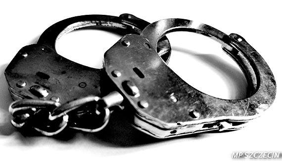 Ukry� si� za pralk� pod stert� ubra�, bo my�la�, �e jest poszukiwany, tymczasem kryminalni przyszli po jego koleg�