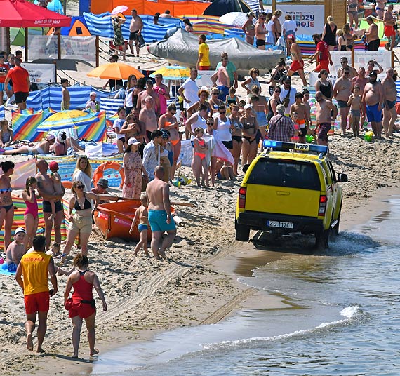 Wzorowa akcja ratowania życia na plaży w Międzyzdrojach