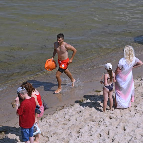 Wzorowa akcja ratowania życia na plaży w Międzyzdrojach