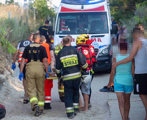 Ratownicy uratowali tonącą dziewczynkę. Akcja na plaży w Dziwnówku