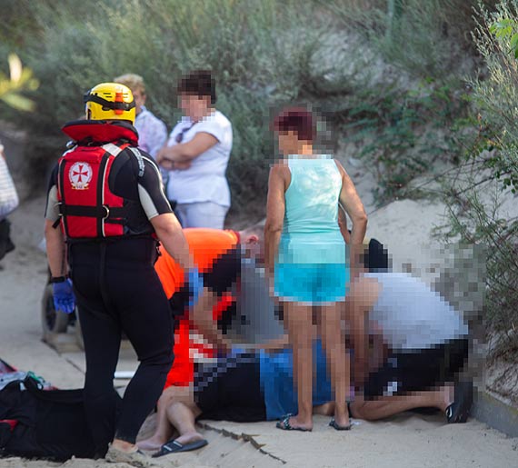 Ratownicy uratowali tonącą dziewczynkę. Akcja na plaży w Dziwnówku