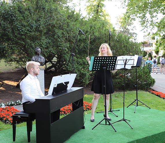 Koncert w Parku Chopina - w Międzyzdrojach wystąpił duet Dominika Szydło - Salik i Kazimierz Salik
