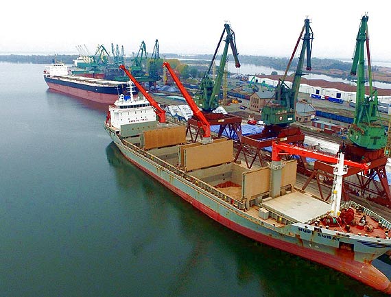 Portowe inwestycje w Basenie Kaszubskim portu Szczecin chce promowa� a� siedem firm