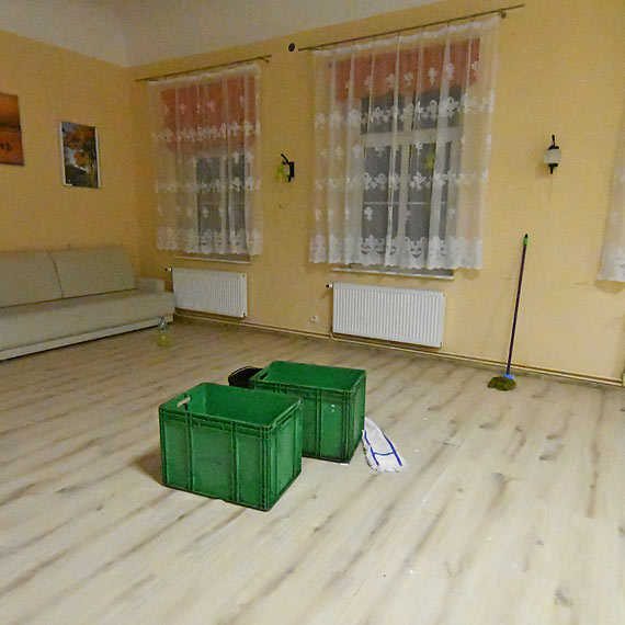Wapnica. Z dachu leje si woda do wiejskiej wietlicy