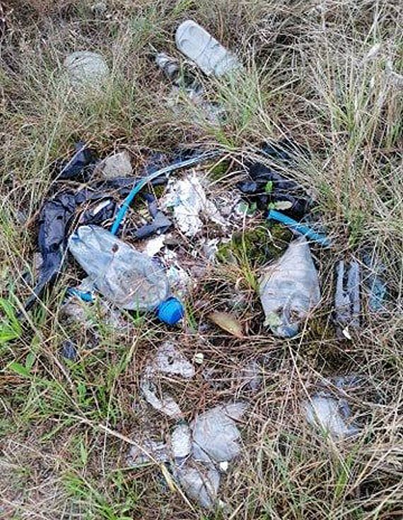 Mieszkaniec: Kto wyrzuca mieci na drodze do Suomina