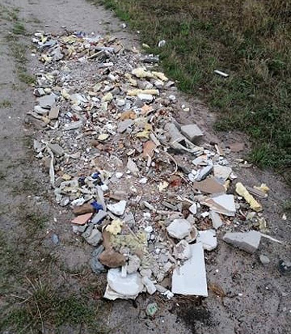 Mieszkaniec: Kto wyrzuca mieci na drodze do Suomina