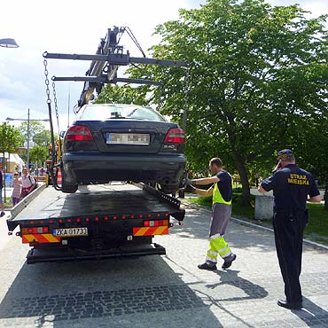 Mi�dzyzdroje: Wci�� parkuj� gdzie popadnie. Stra� miejska wzywa lawety