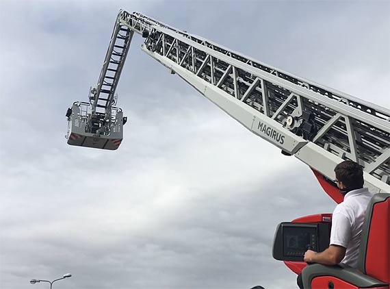 Pokaz supernowoczesnej drabiny stra�ackiej