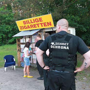 Z no�em w r�ku napadli na punkt z papierosami. Ukradli pieni�dze