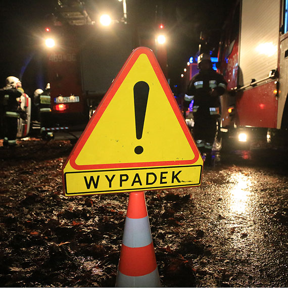 27 - latek jechał bez prawa jazdy i uderzył w drzewo!