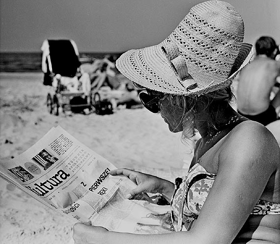 „Kobiety z PRL-u. Pikno i praca” – wystawa fotografii Andrzeja Ryfczyskiego