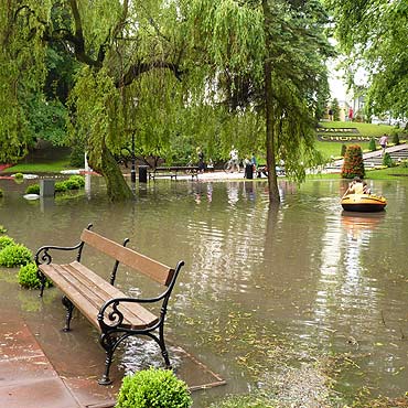 Mi�dzyzdroje: Ulewa zala�a Park Chopina