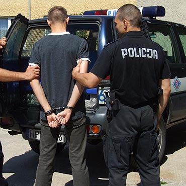 24-letni oszust podawa� si� za urz�dnika skarbowego. Chcia� pobiera� op�aty