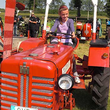 Dzieci miały frajdę z jazdy 60-letnim traktorem