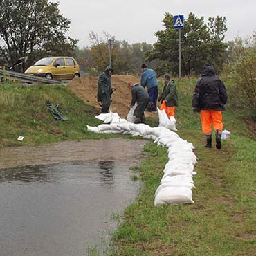 Bardzo wysoki stan w�d Zalewu Kamie�skiego. Wa�y przeciwpowodziowe s� nasi�kni�te jak g�bka!