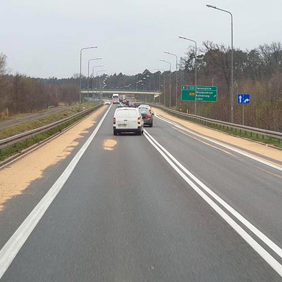 Rozsypane zboe utrudnio ruch na DK3 przy wjedzie do Midzyzdrojw