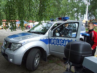 Dziwn�w: Bezpieczne wakacje. Dzieci ogl�da�y sprz�t policyjny