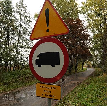 Woda opada. Droga na Wyspę Chrząszczewską wciąż zalana