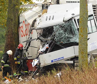 Ostromice: TIR uderzy� w drzewo. Kierowca zas�ab�